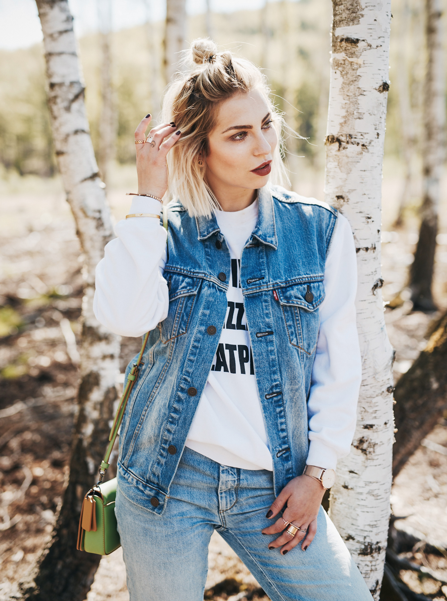 outfit in the forest | view more pictures on my blog | casual denim | white keds sneakers | denim vest from Levi's and Mom jeans from Closed | Coach dinky bag in green