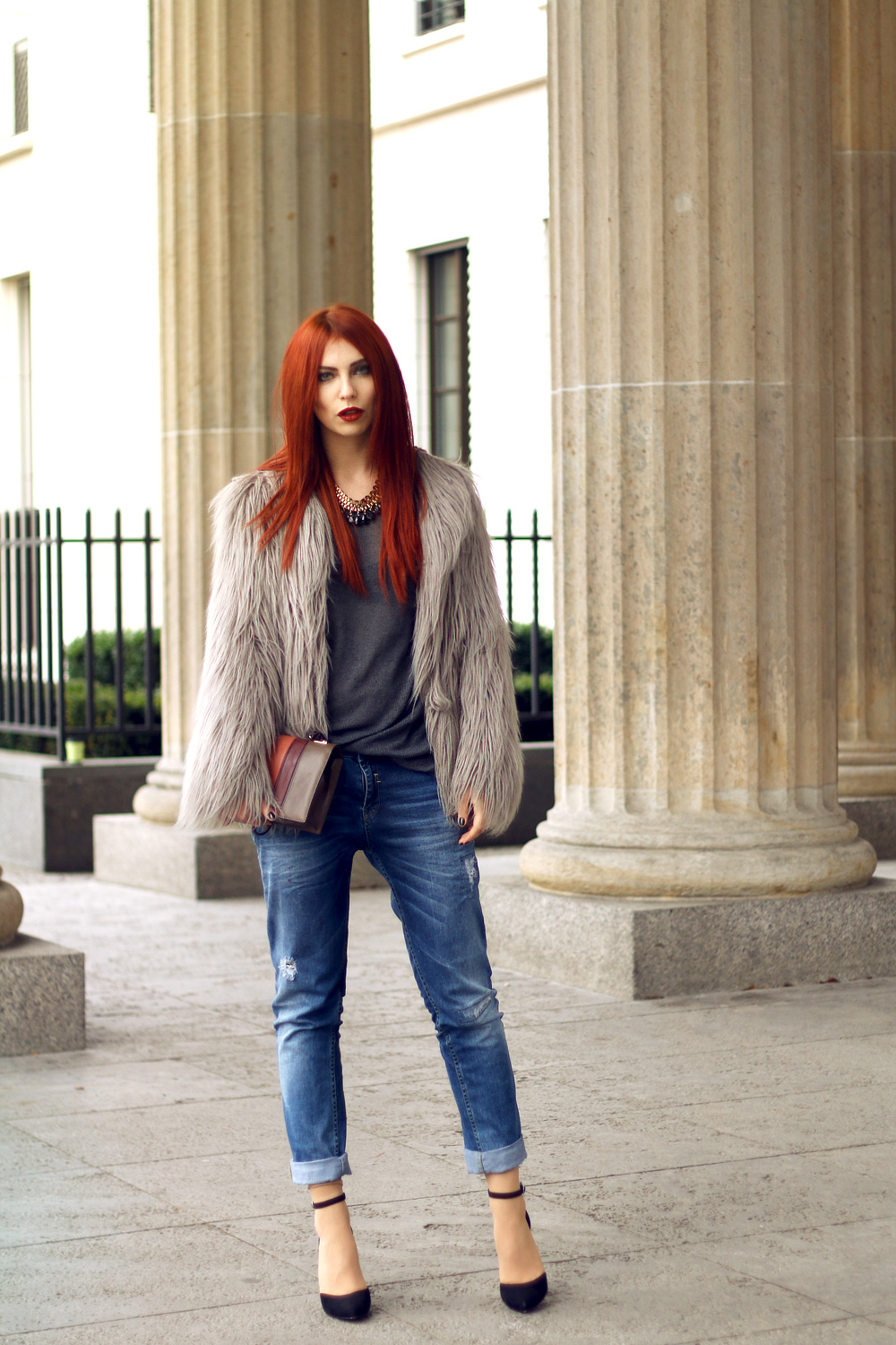Masha Sedgwick Streetstyle Mercedes Benz Fashion Week Berlin January 2014 Boyfriend jeans fake fur jacket Statement necklace jewelry Valentino clutch edgy mbfwb