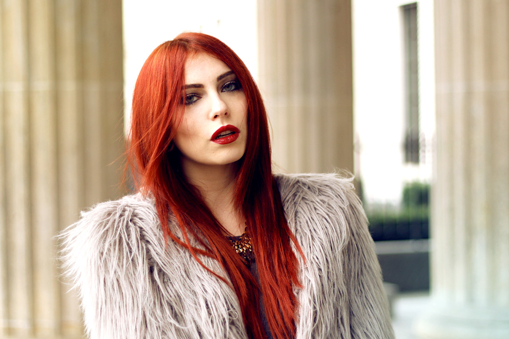 Masha Sedgwick Streetstyle Mercedes Benz Fashion Week Berlin January 2014 Boyfriend jeans fake fur jacket Statement necklace jewelry Valentino clutch edgy mbfwb