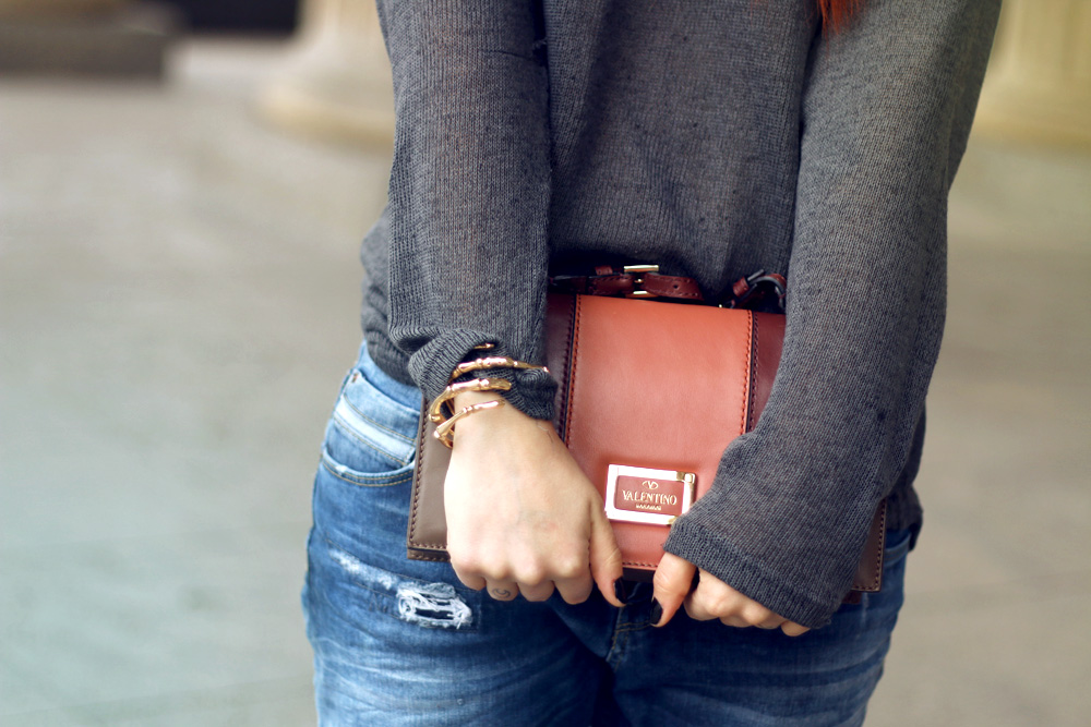 Masha Sedgwick Streetstyle Outfit Mercedes Benz Fashion Week Berlin January 2014 Boyfriend jeans fake fur jacket Statement necklace jewelry Valentino clutch edgy mbfwb