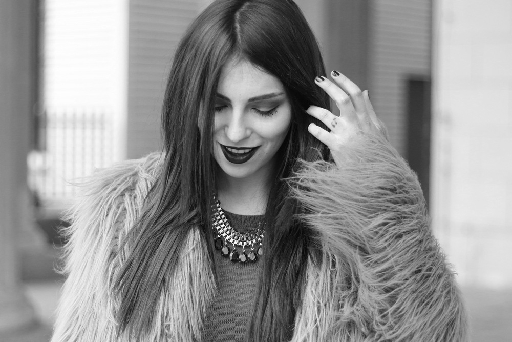 Masha Sedgwick Streetstyle Outfit Mercedes Benz Fashion Week Berlin January 2014 Boyfriend jeans fake fur jacket Statement necklace jewelry Valentino clutch edgy mbfwb
