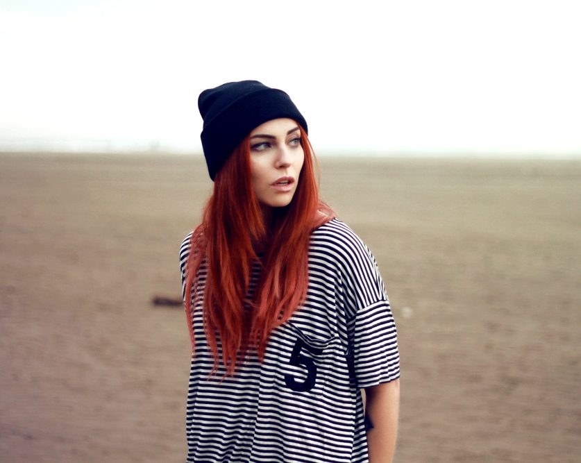 Masha Sedgwick am Strand mit 5Preview Streifenshirt, nachdenklich und traurig