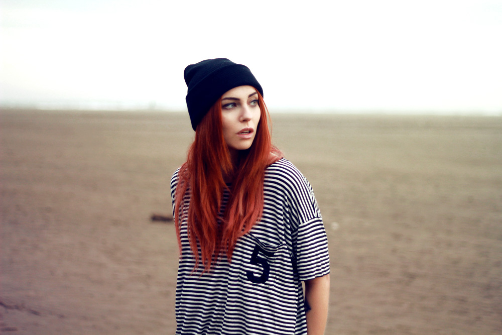 Masha Sedgwick am Strand mit 5Preview Streifenshirt, nachdenklich und traurig