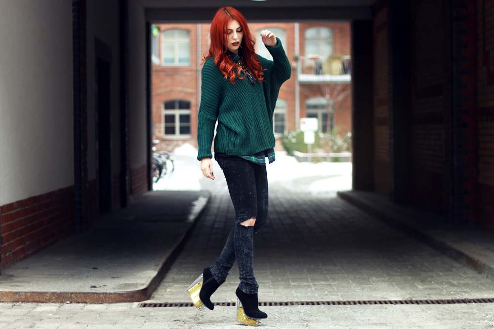 Masha Sedgwick rote Haare grün Style Outfit Mode Bloggerin Karo muster winter street anziehen Jeffrey Campbell Monki Karohemd rockig