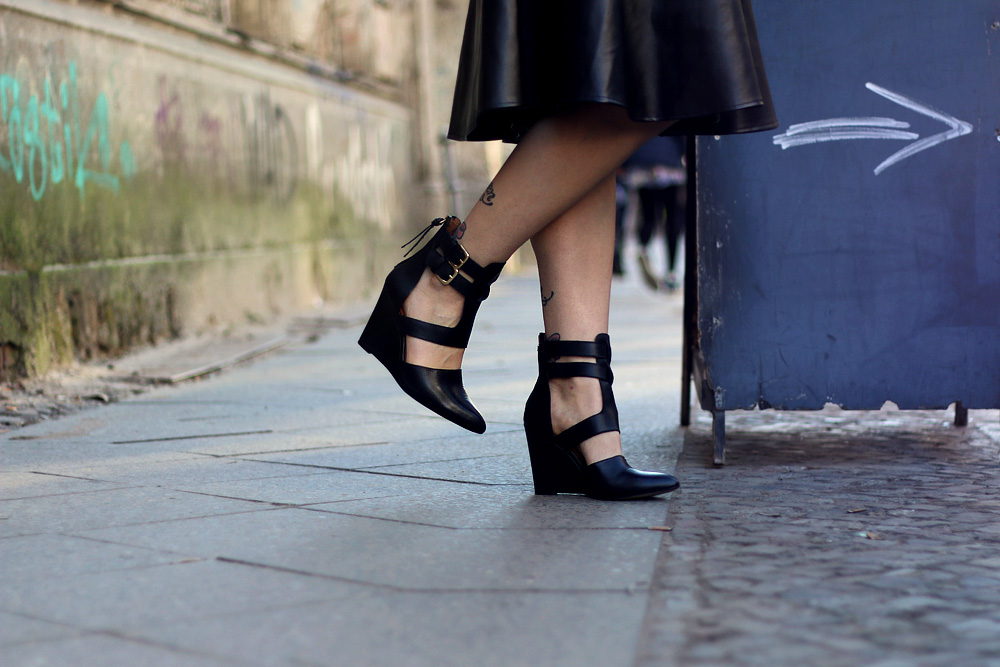 midirock midi rock style look outfit frühling trend 2014 masha sedgwick leder zalando cut out schuhe edgy rock grunge berlin