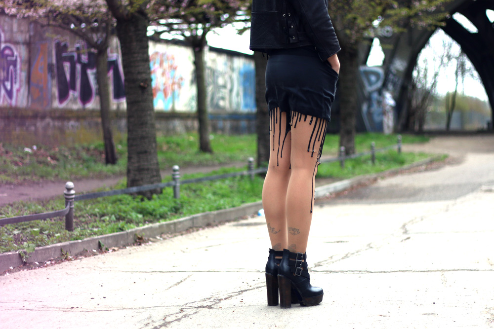 Masha sedgwick outfit style look mode trend schwarz frühling 2014 5preview kleid lederjacke vintage steve madden boots melting tights urb latex grunge modeblog