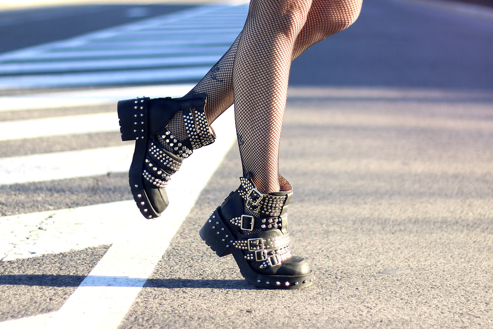 Masha Sedgwick outfit blogger fashion mode Manoush blackmilk skater kleid ausgestellt schwarz Nieten jeffrey campbell boots gothic grunge style hellblau bomberjacke asiatisch deutsch trend 2014