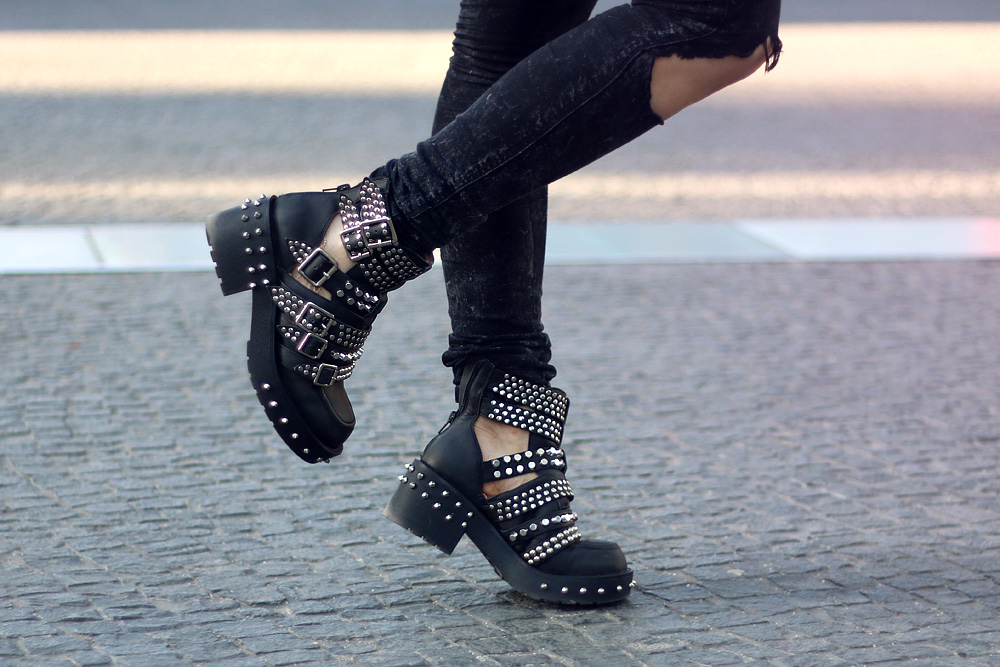 masha sedgwick spring levis festival rock alternative grunge jeffrey campbell studded boots cut out outfit blogger fashion urban cool jeans grey wasted 2014 summer trend