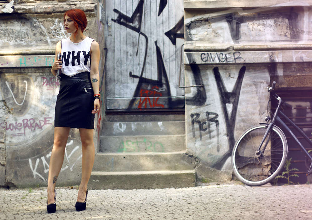 Masha Sedgwick Supertrash sexy outfit stilvoll stylish fashion lederrock reißverschluss zipper rock n roll midi leather skirt why not shirt studded berlin mode blogger 2014