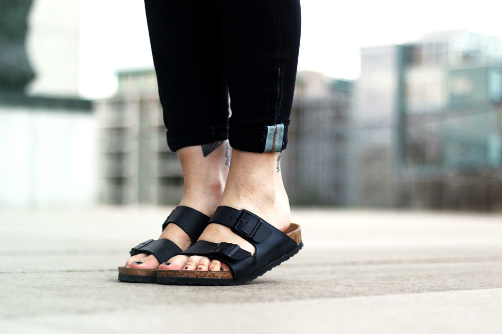 Masha Sedgwick black birkenstock monki distressed schwarz berlin outfit jeans neopren sweatshirt 2014