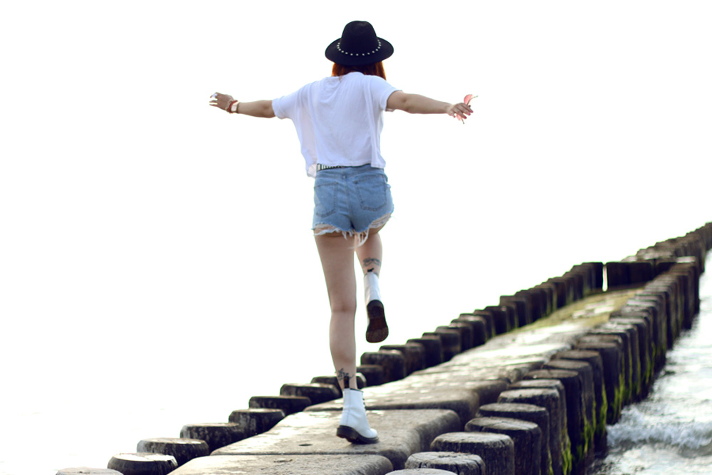 Masha Sedgwick sommer trend outfit modeblogger 2014 streetstyle look kombination weiss dr.martens topshop high waisted shorts festival melt