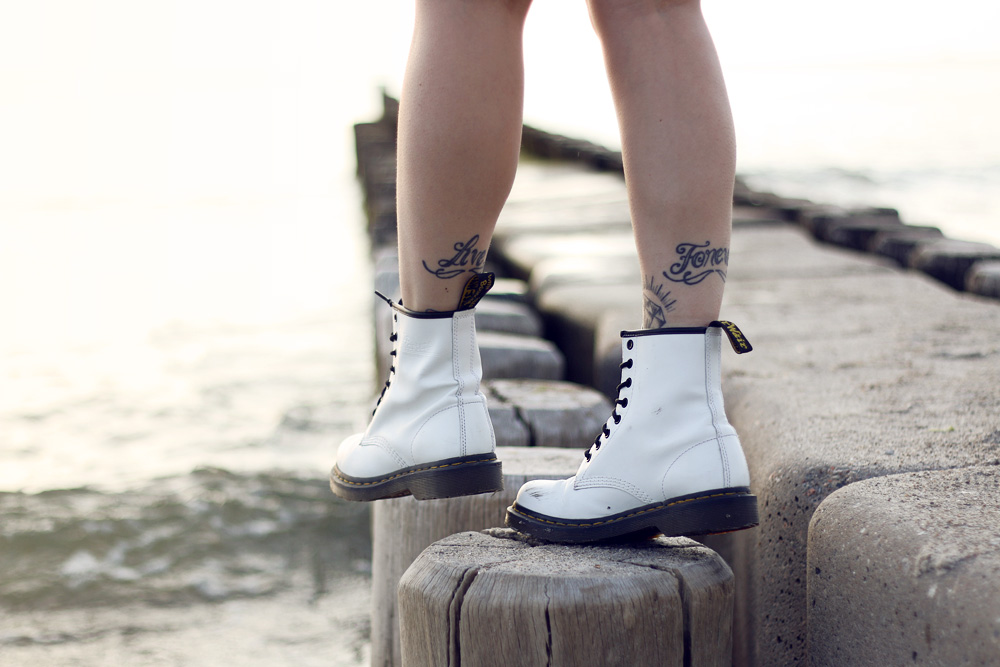 Masha Sedgwick sommer trend outfit modeblogger 2014 streetstyle look kombination weiss dr.martens topshop high waisted shorts festival melt
