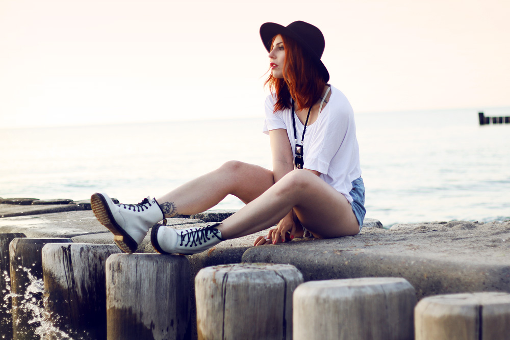 Masha Sedgwick sommer trend outfit modeblogger 2014 streetstyle look kombination weiss dr.martens topshop high waisted shorts festival melt