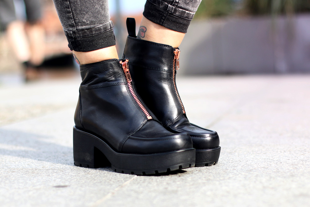 sunday outfit autumn berlin black cozy cheap monday jeggings vaganbond boots herbst street style