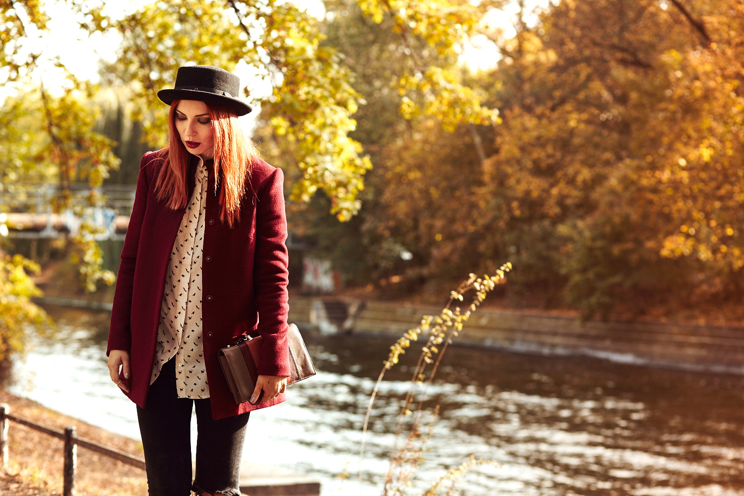 katzenprint supertrash herbst autumn burgundy grunge fashion blogger outfit style warm animal print cat katzen bluse mango valentino bag retro