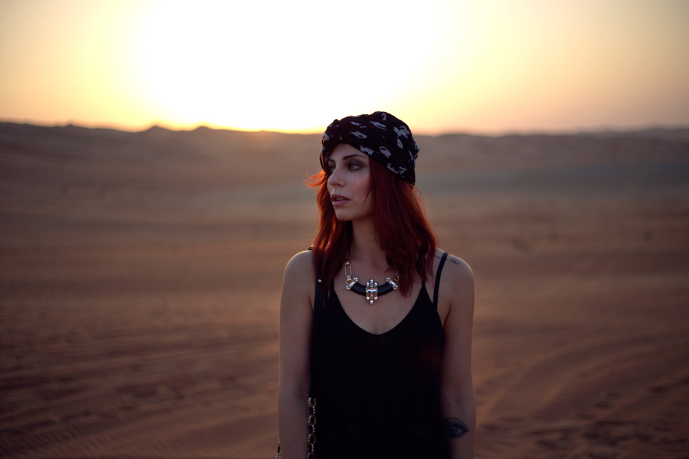 frau wüste abu dhabi image turban wüstenblume sahara sonnenuntergang sand arabisch