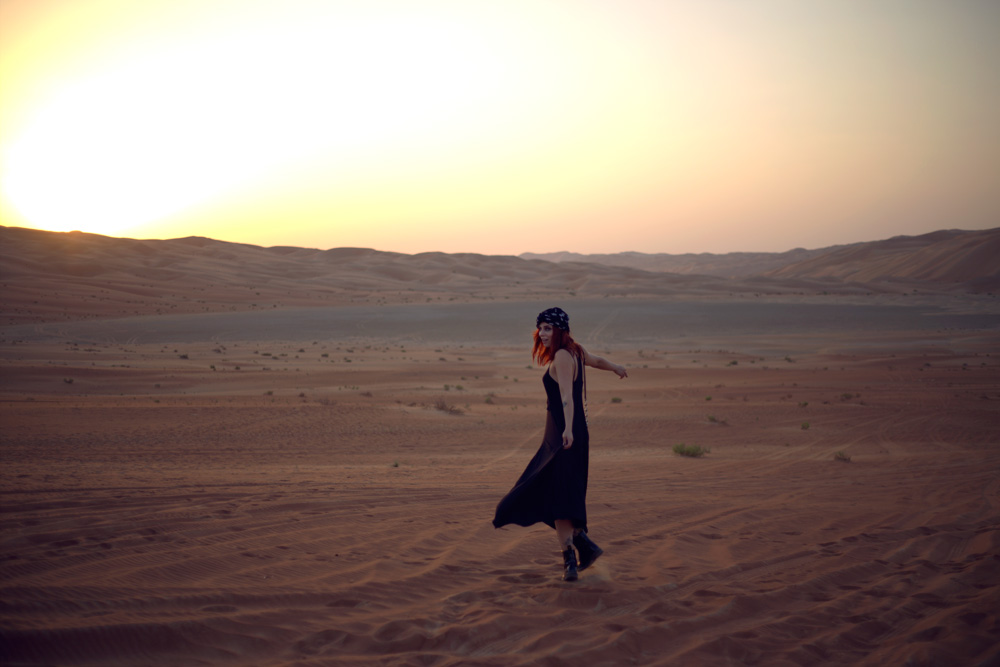 wüste frau sahara tanzen urlaub reise abu dhabi