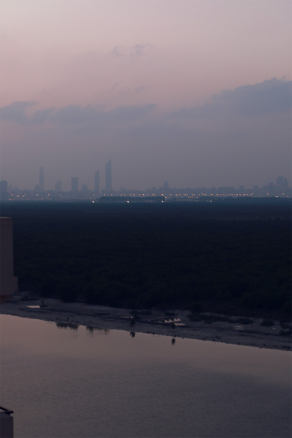 abu dhabi skyline umweltverschmutzung sonnenuntergang