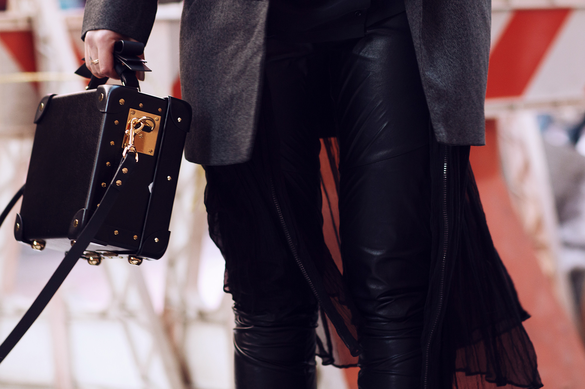 all black everything outfit street style new york fashion week nyfw15 layering alexander mc queen ss15 sophie hulme sexy elegant edgy chic