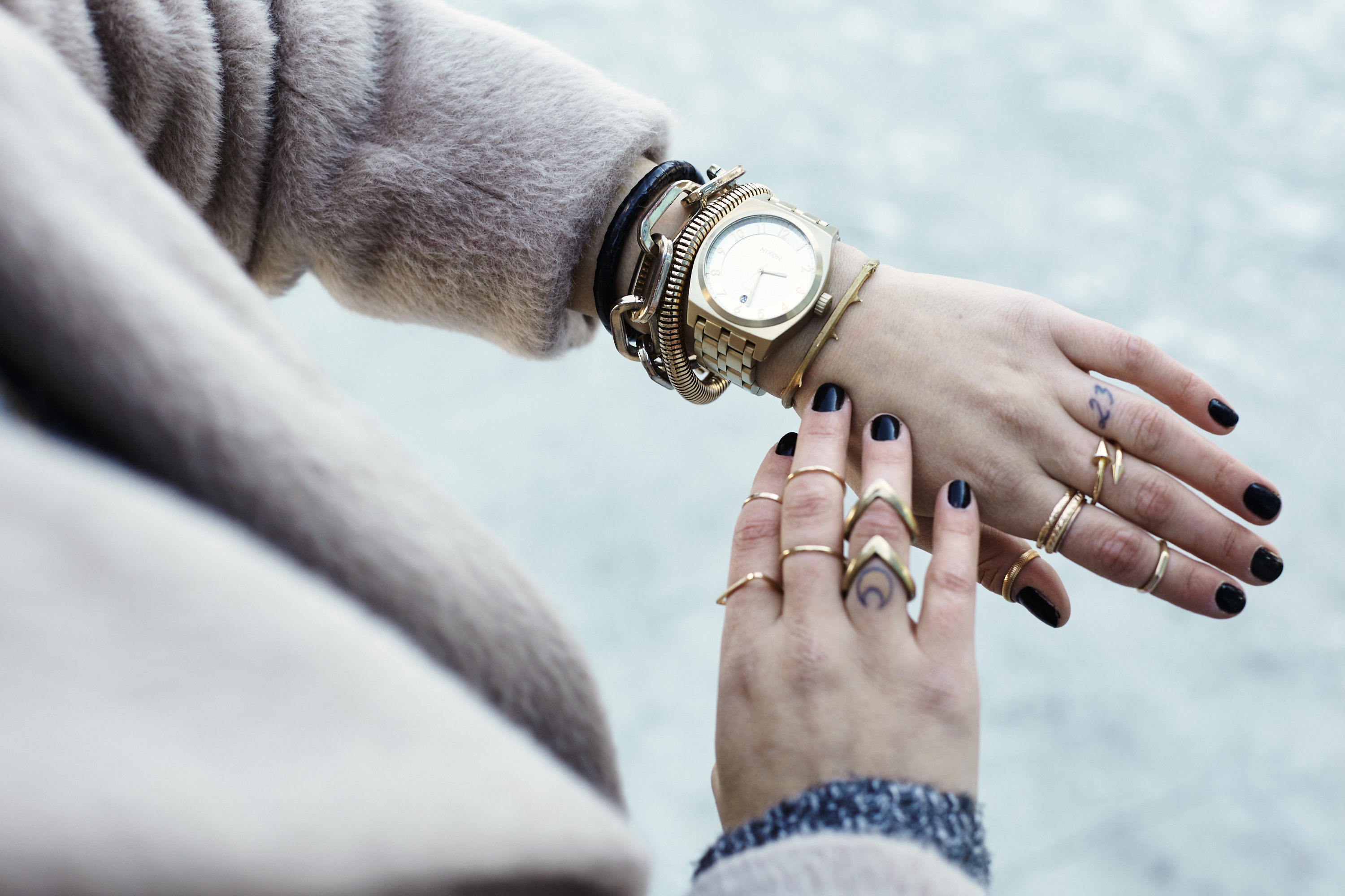 Masha sedgwick college outfit street style casual effortless chic comfy marella nixon blue denim essentiel antwerp strategia fashion blogger berlin hauptbahnhof clean edgy