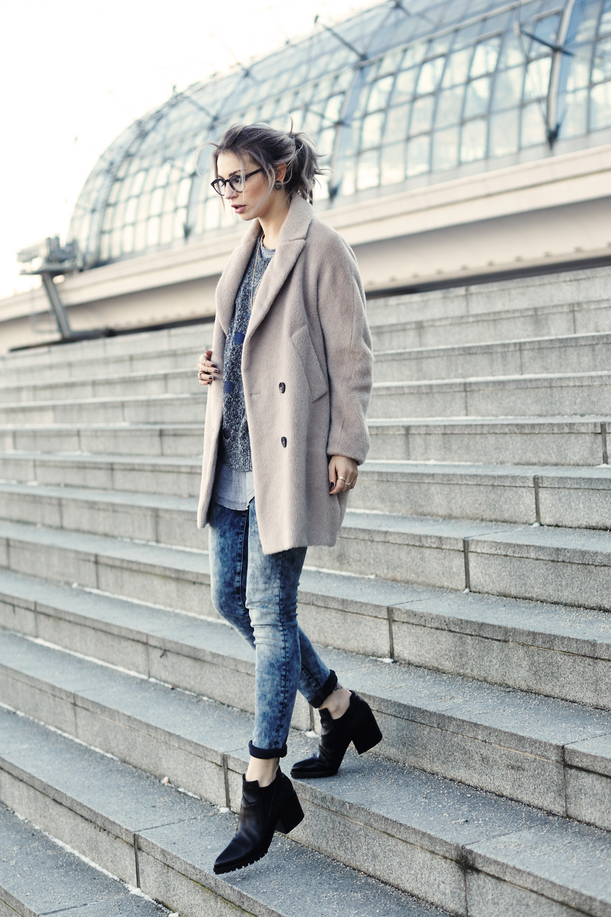 Masha sedgwick college outfit street style casual effortless chic comfy marella nixon blue denim essentiel antwerp strategia fashion blogger berlin hauptbahnhof clean edgy