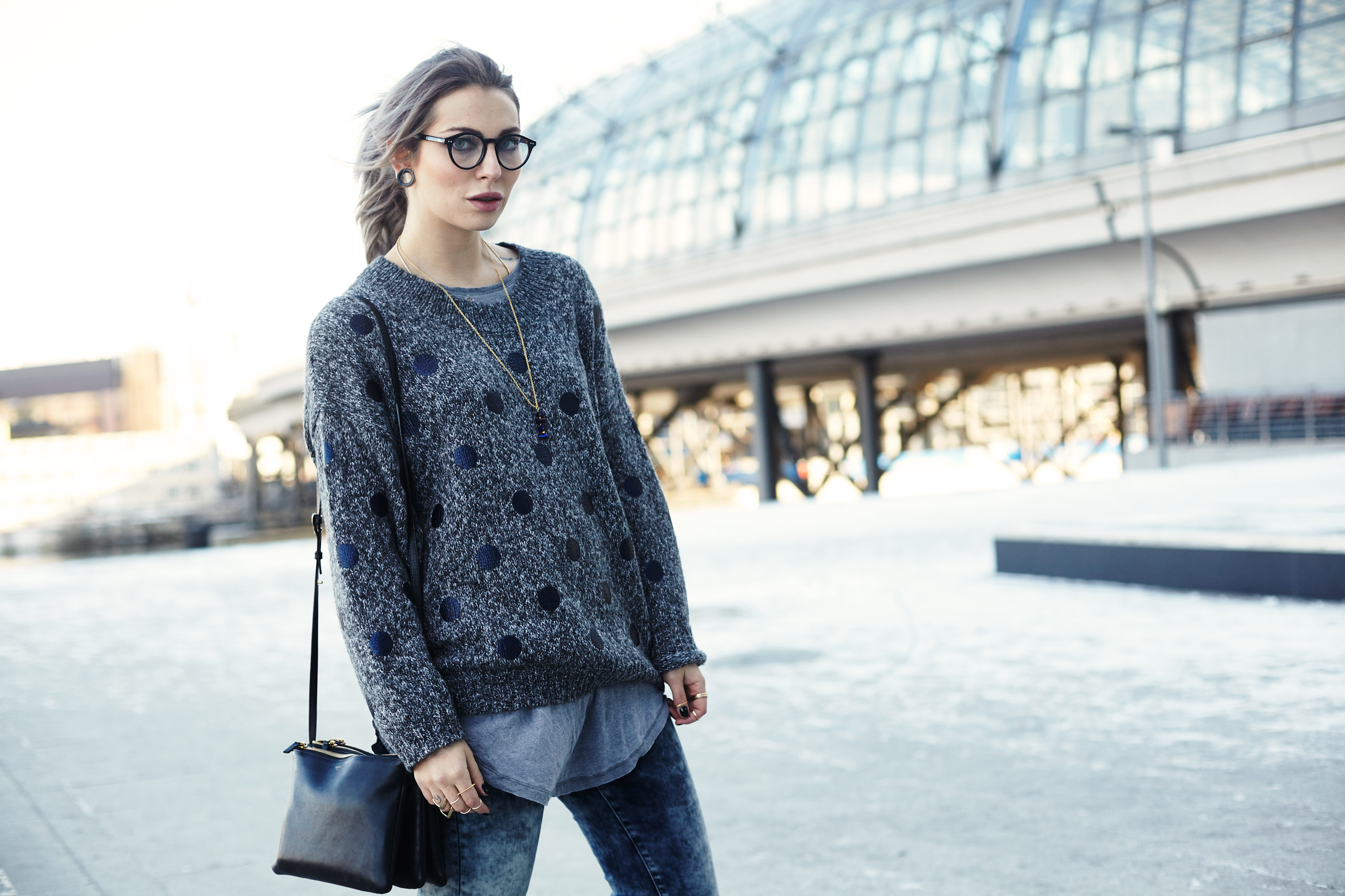 Masha sedgwick college outfit street style casual effortless chic comfy marella nixon blue denim essentiel antwerp strategia fashion blogger berlin hauptbahnhof clean edgy