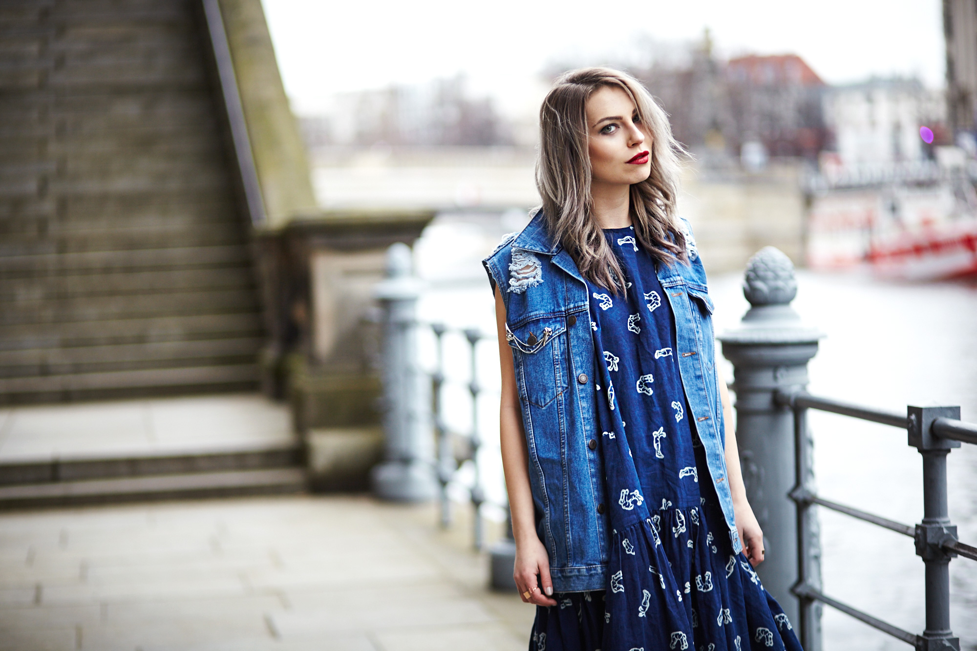 blaues-kleid-jeansweste-sommer-2