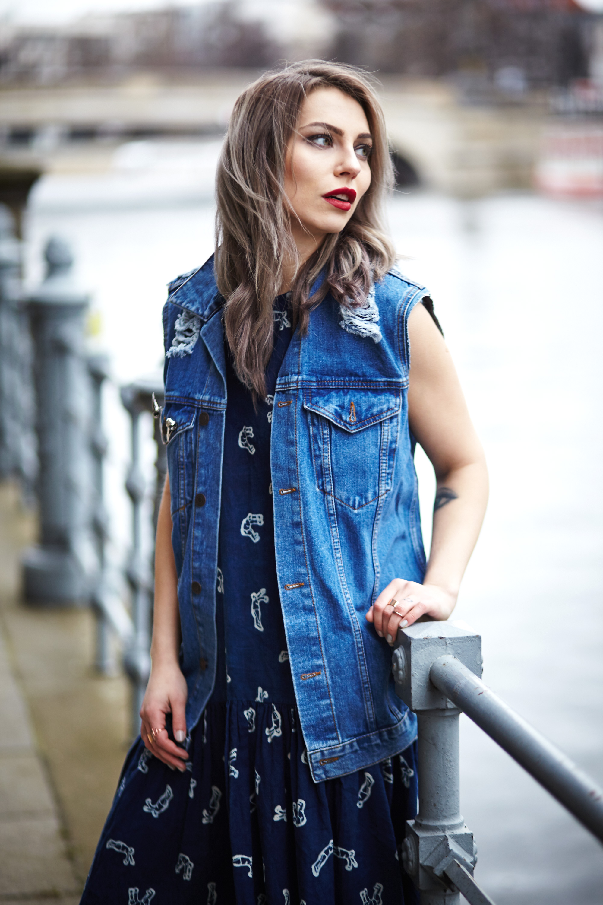 blaues-kleid-jeansweste-sommer-3