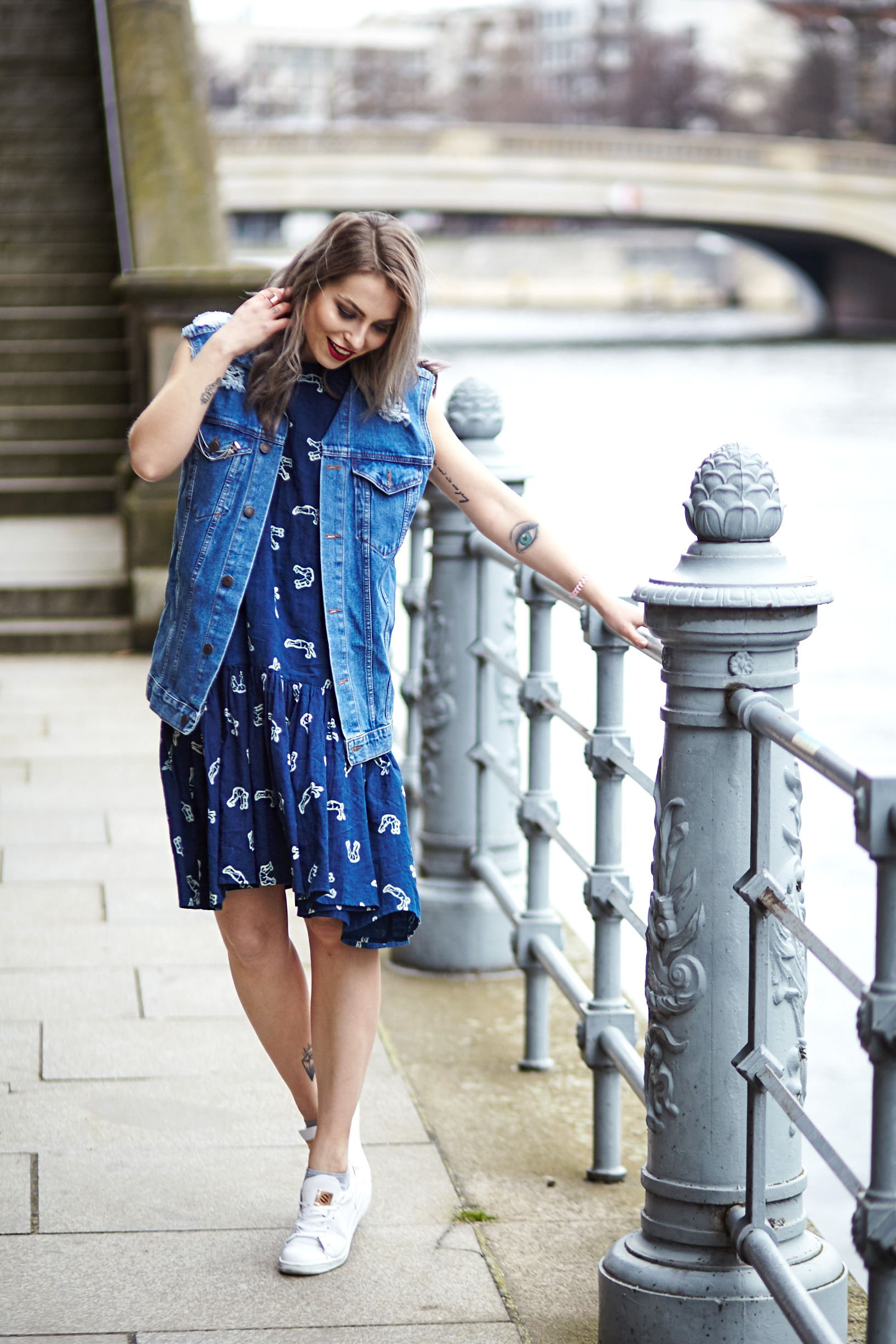 blaues-kleid-jeansweste-sommer-6