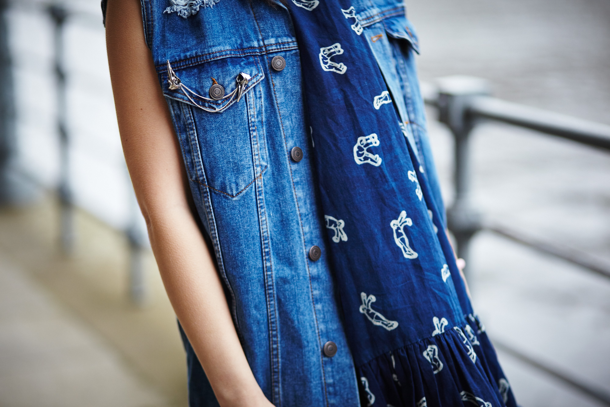 blaues-kleid-jeansweste-sommer-7