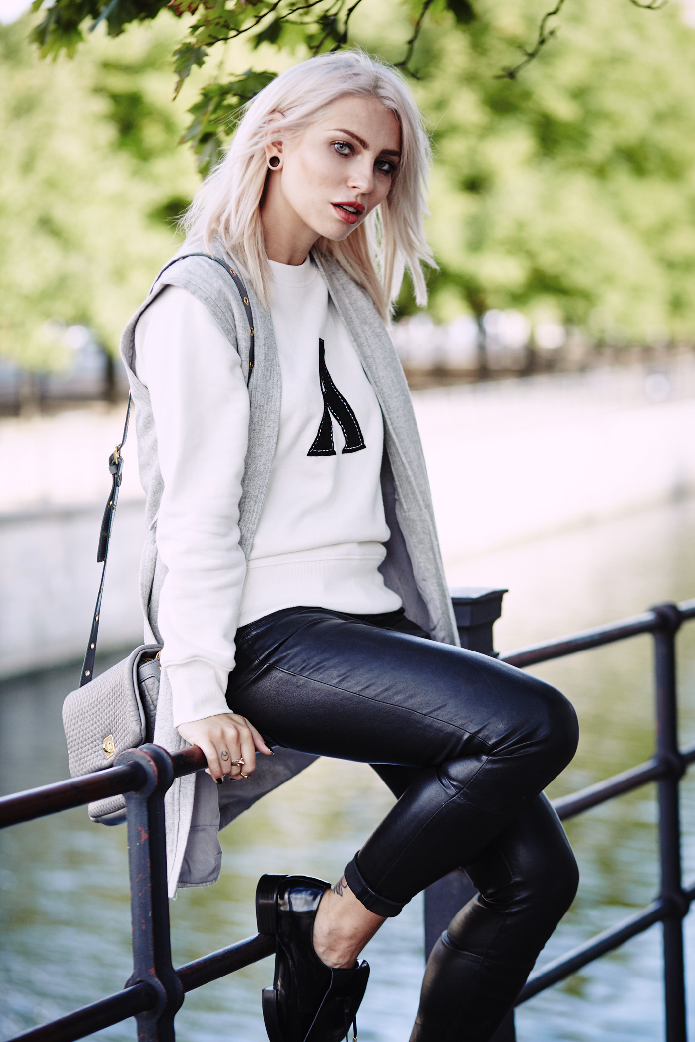 Casual College Outfit | Masha Sedgwick is wearing a sweater from Alexa Chung for AG, black leather pants, grey Sonia Rykiel bag and grey Kala vest | Berlin street style
