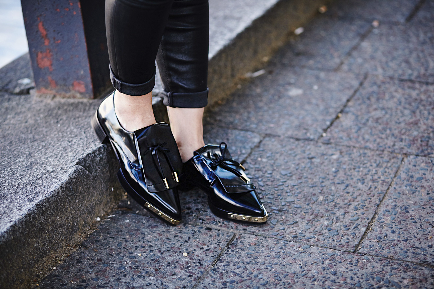Casual College Outfit | Masha Sedgwick is wearing a sweater from Alexa Chung for AG, black leather pants, grey Sonia Rykiel bag and grey Kala vest | Berlin street style