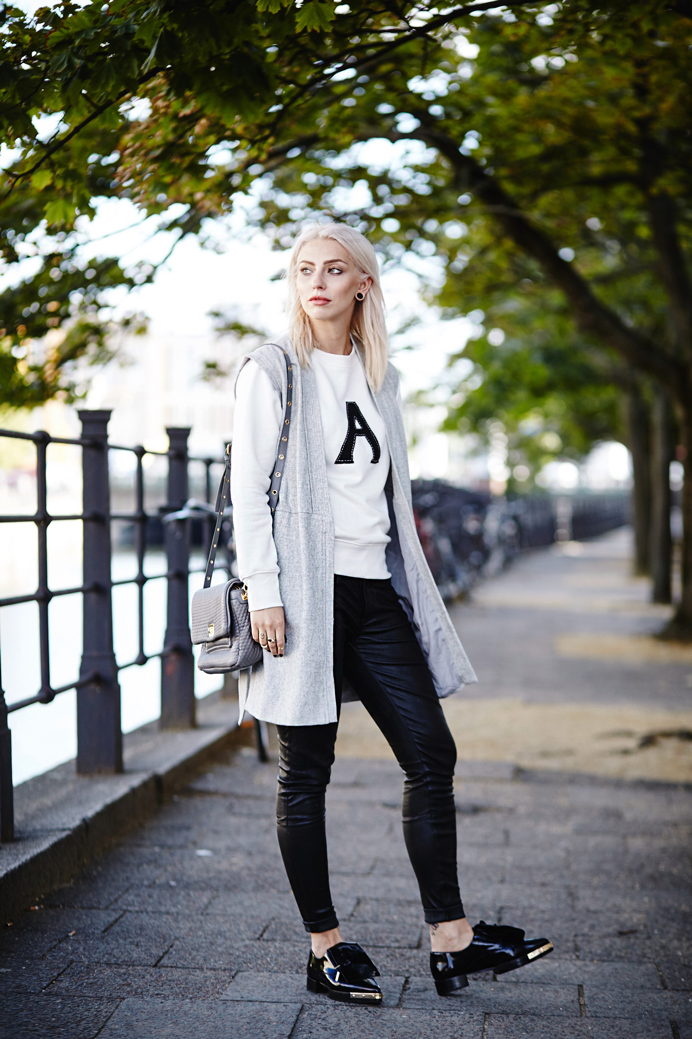 Casual College Outfit | Masha Sedgwick is wearing a sweater from Alexa Chung for AG, black leather pants, grey Sonia Rykiel bag and grey Kala vest | Berlin street style