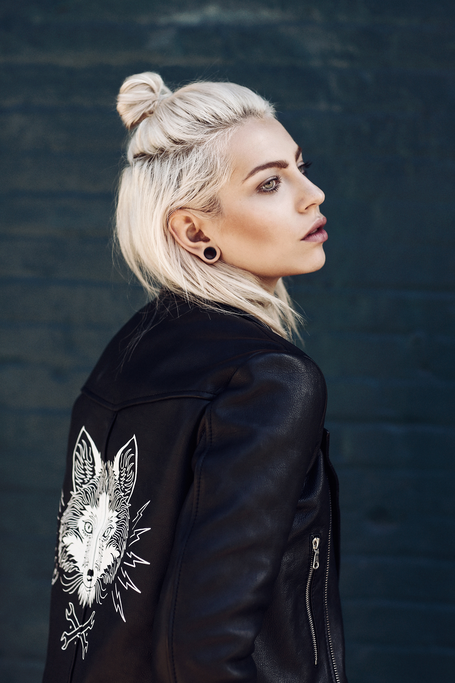 Masha Sedgwick | Portrait | platin blonde hair styles: sleek, braided, bun