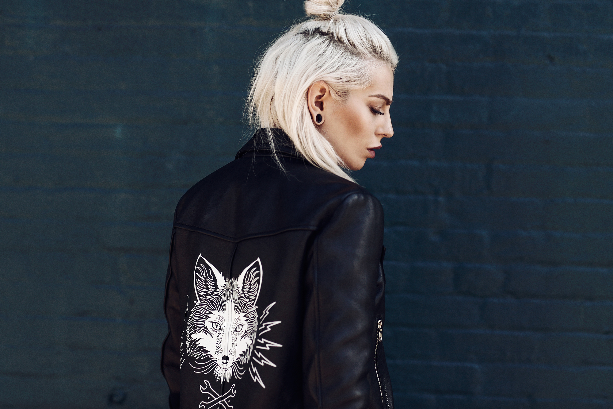 Masha Sedgwick | Portrait | platin blonde hair styles: sleek, braided, bun