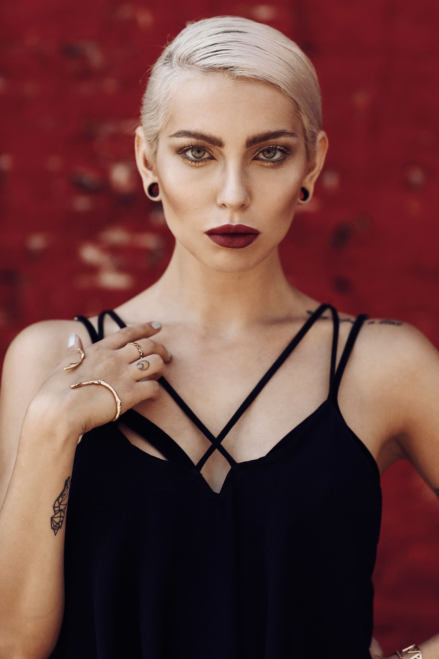 Masha Sedgwick | Portrait | platin blonde hair styles: sleek, braided, bun