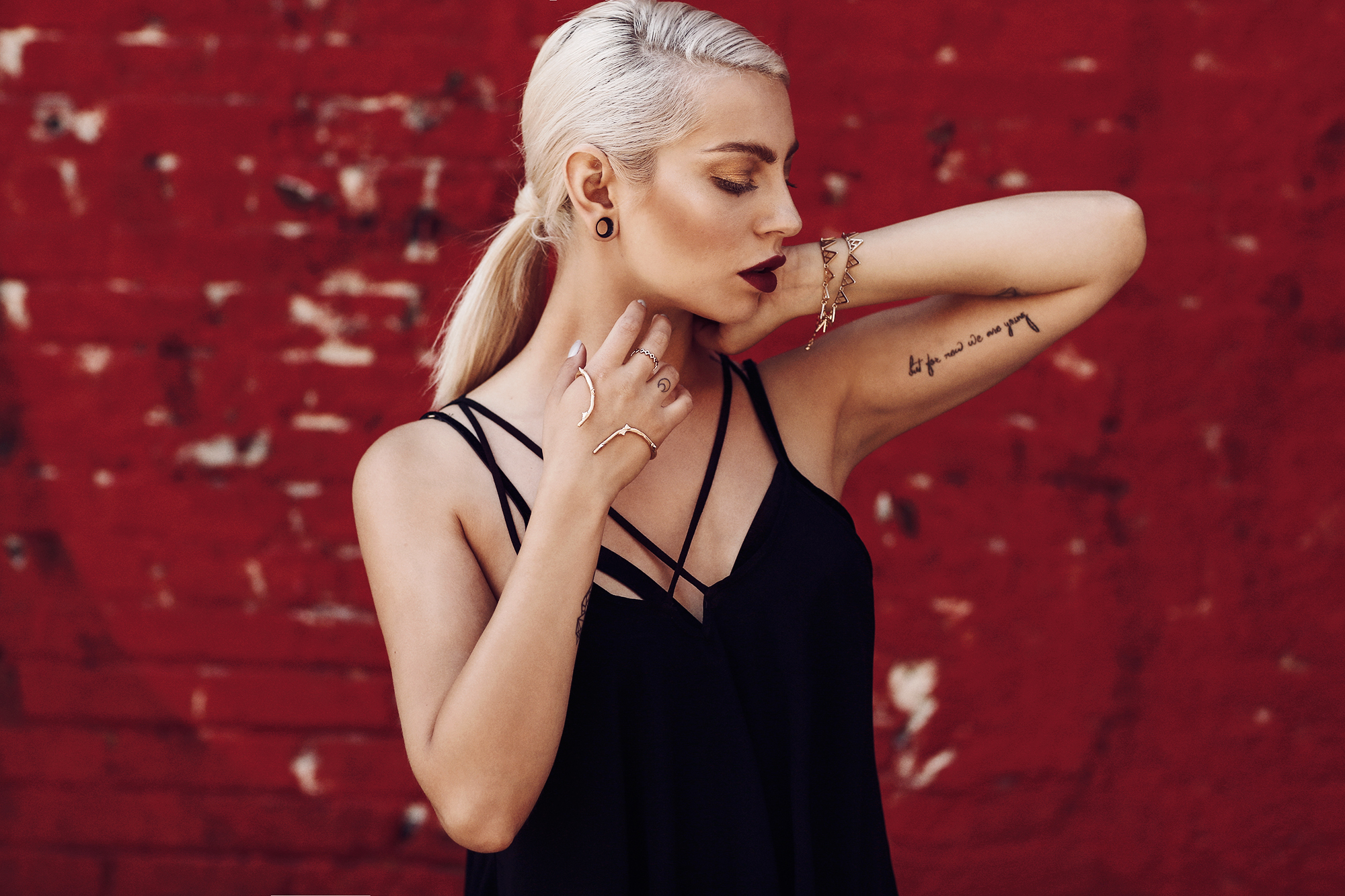 Masha Sedgwick | Portrait | platin blonde hair styles: sleek, braided, bun