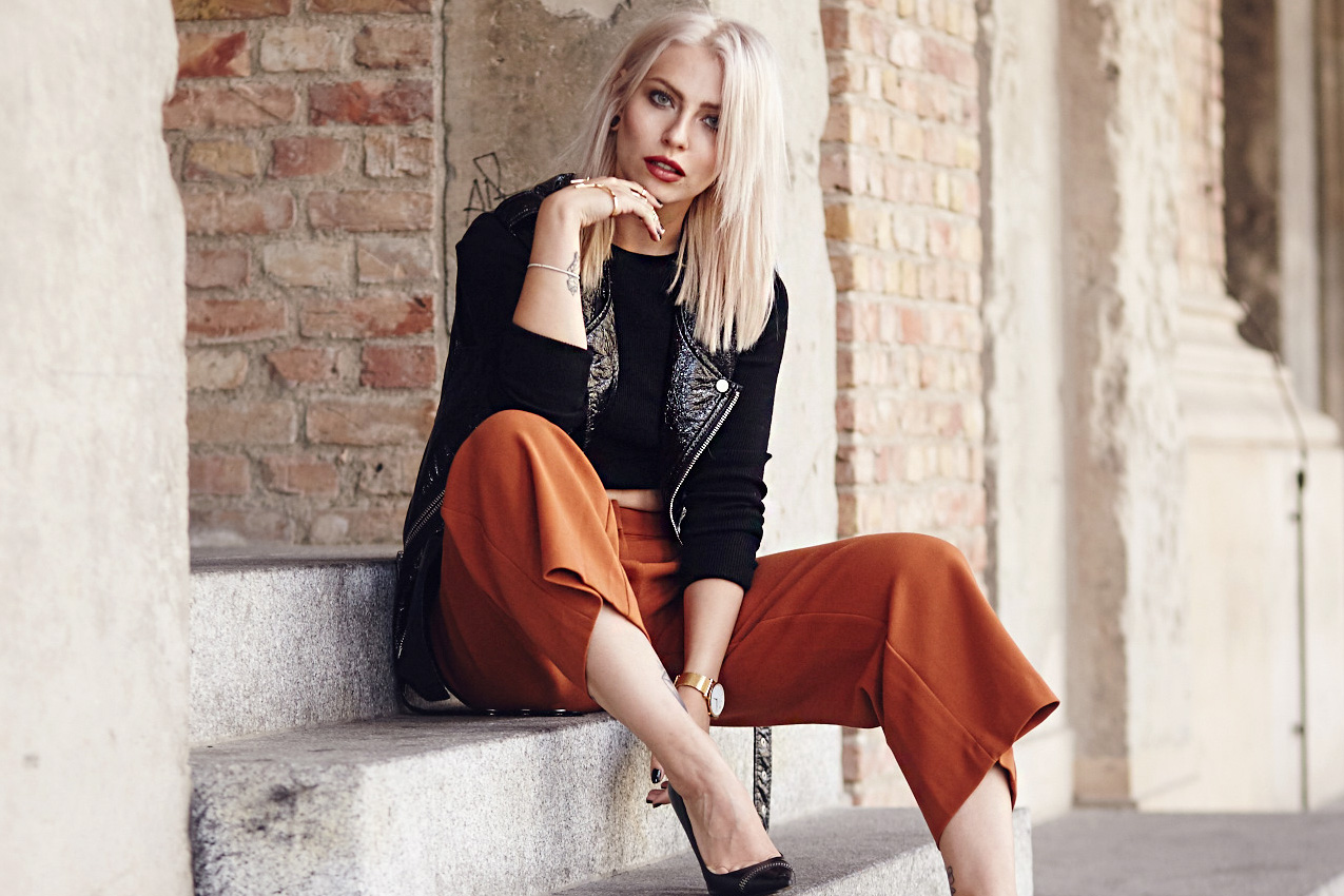Street style from Berlin | Masha Sedgwick is wearing a brown culotte, a black vest and a cropped shirt