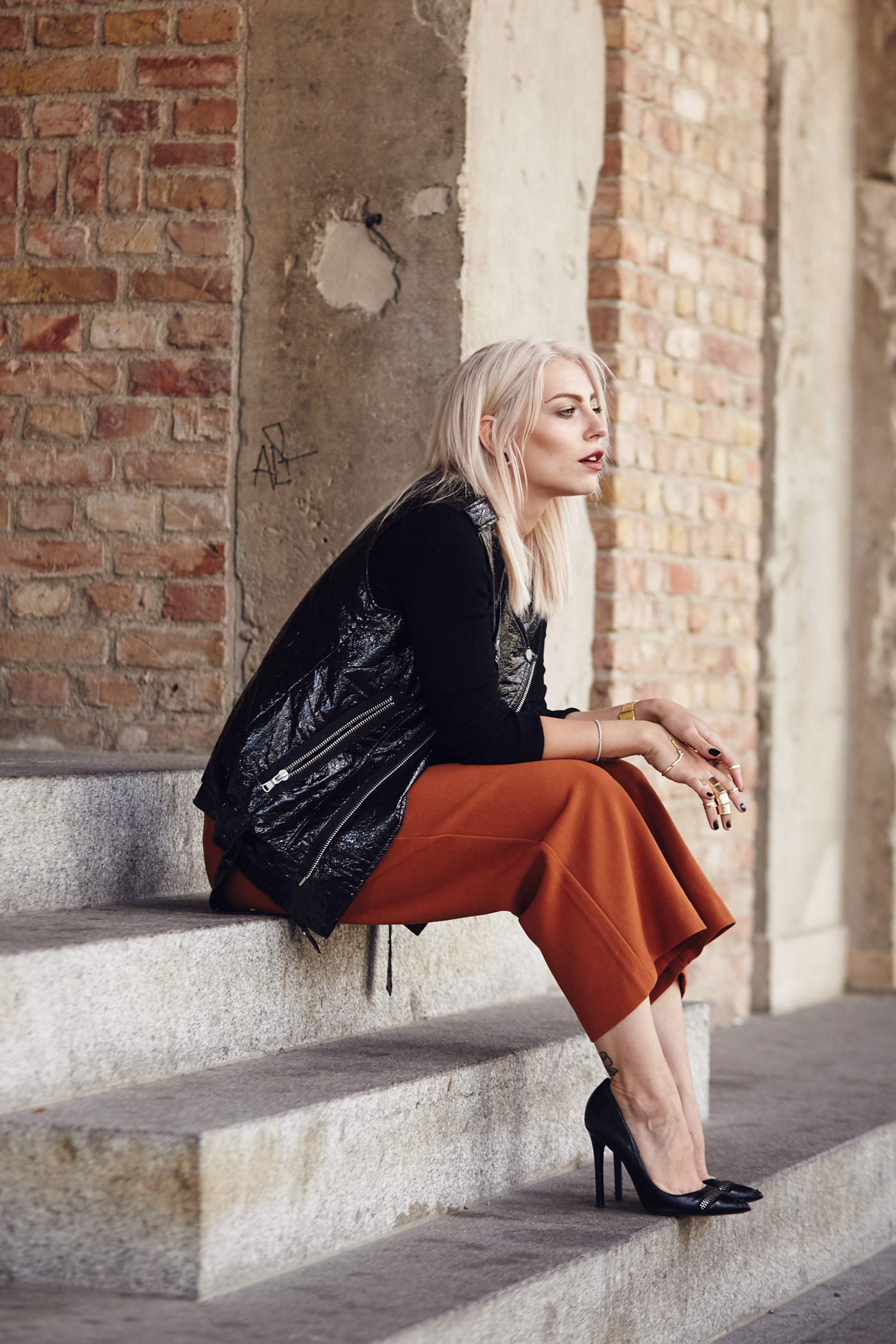 Street style from Berlin | Masha Sedgwick is wearing a brown culotte, a black vest and a cropped shirt