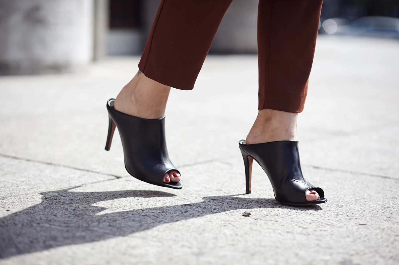 Fall Fashion | wearing brown Zara pants, Mango leather jacket and Mules | Berlin Street Style via Masha Sedgwick
