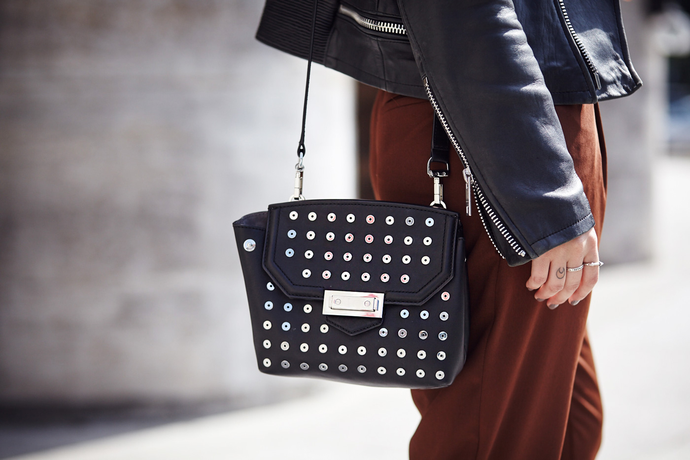 Fall Fashion | wearing brown Zara pants, Mango leather jacket and Mules | Berlin Street Style via Masha Sedgwick