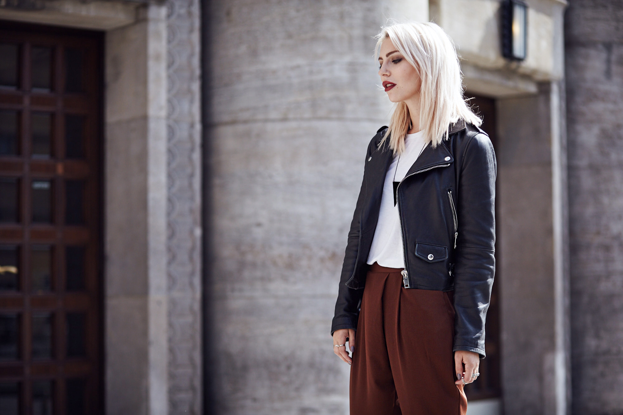 Fall Fashion | wearing brown Zara pants, Mango leather jacket and Mules | Berlin Street Style via Masha Sedgwick