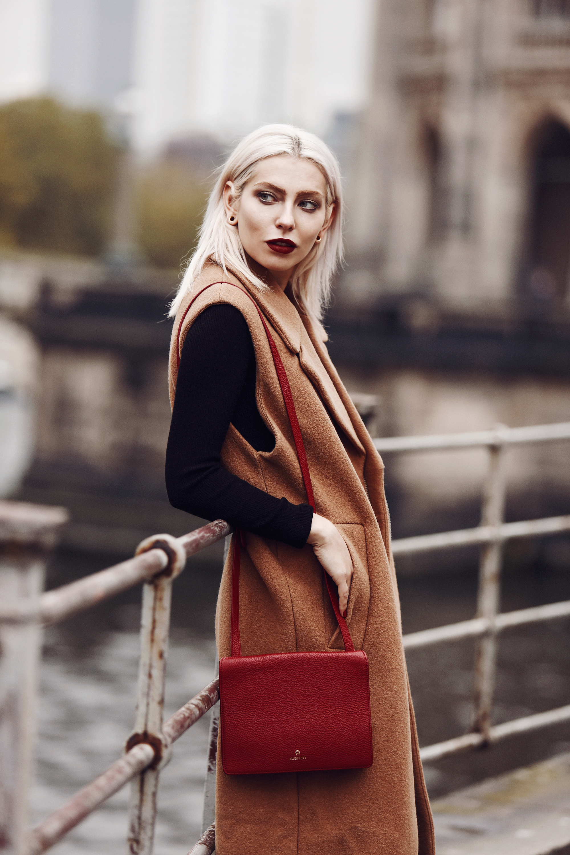 Outfit: Casual Business via Masha Sedgwick | wearing a classy red bag from Aigner, wide grey marlene trousers from Carin Wester, black crop top, a brown wool vest | street style from Berlin | effortless chic