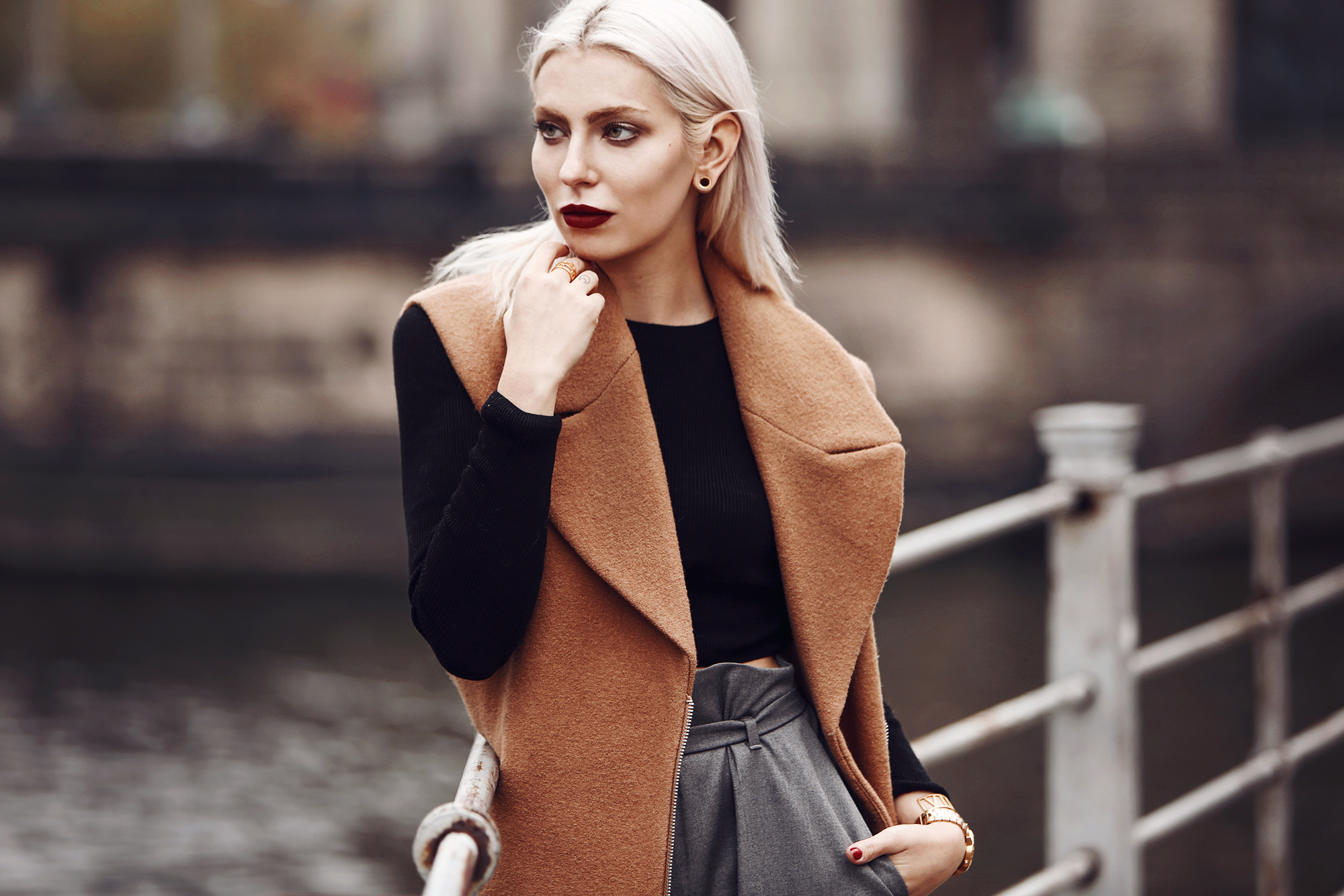 Outfit: Casual Business via Masha Sedgwick | wearing a classy red bag from Aigner, wide grey marlene trousers from Carin Wester, black crop top, a brown wool vest | street style from Berlin | effortless chic