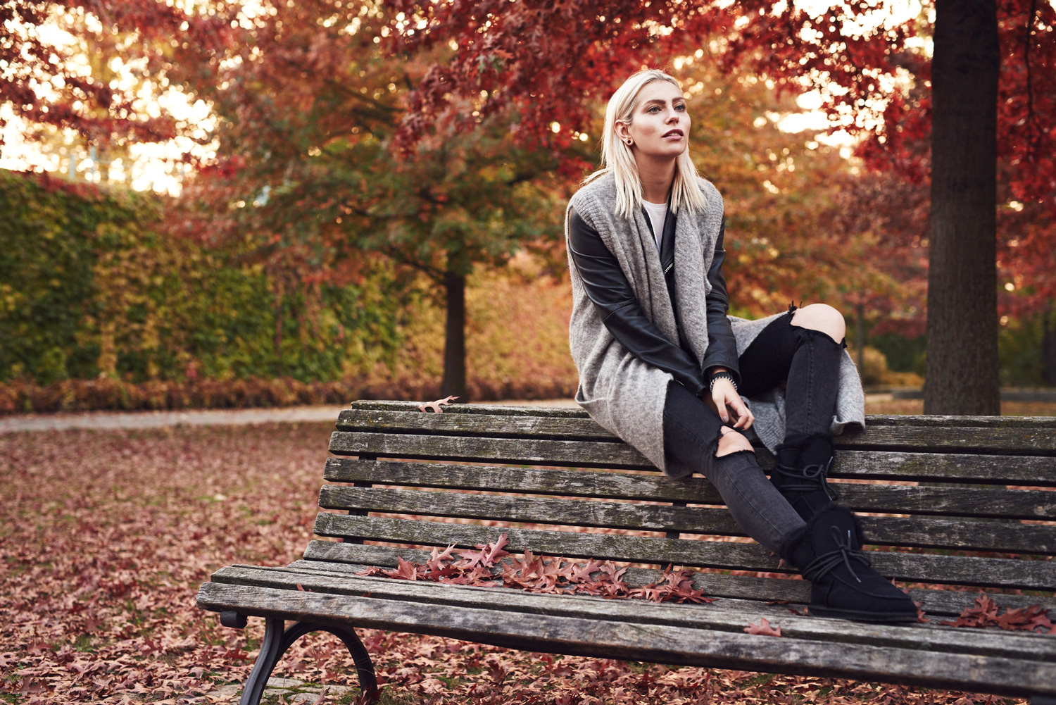 via fashion blogger Masha Sedgwick | outfit taken in Berlin Tiergarten | wearing EMU sheepskin boots, a wool vest and destroyed jeans | fall and winter style