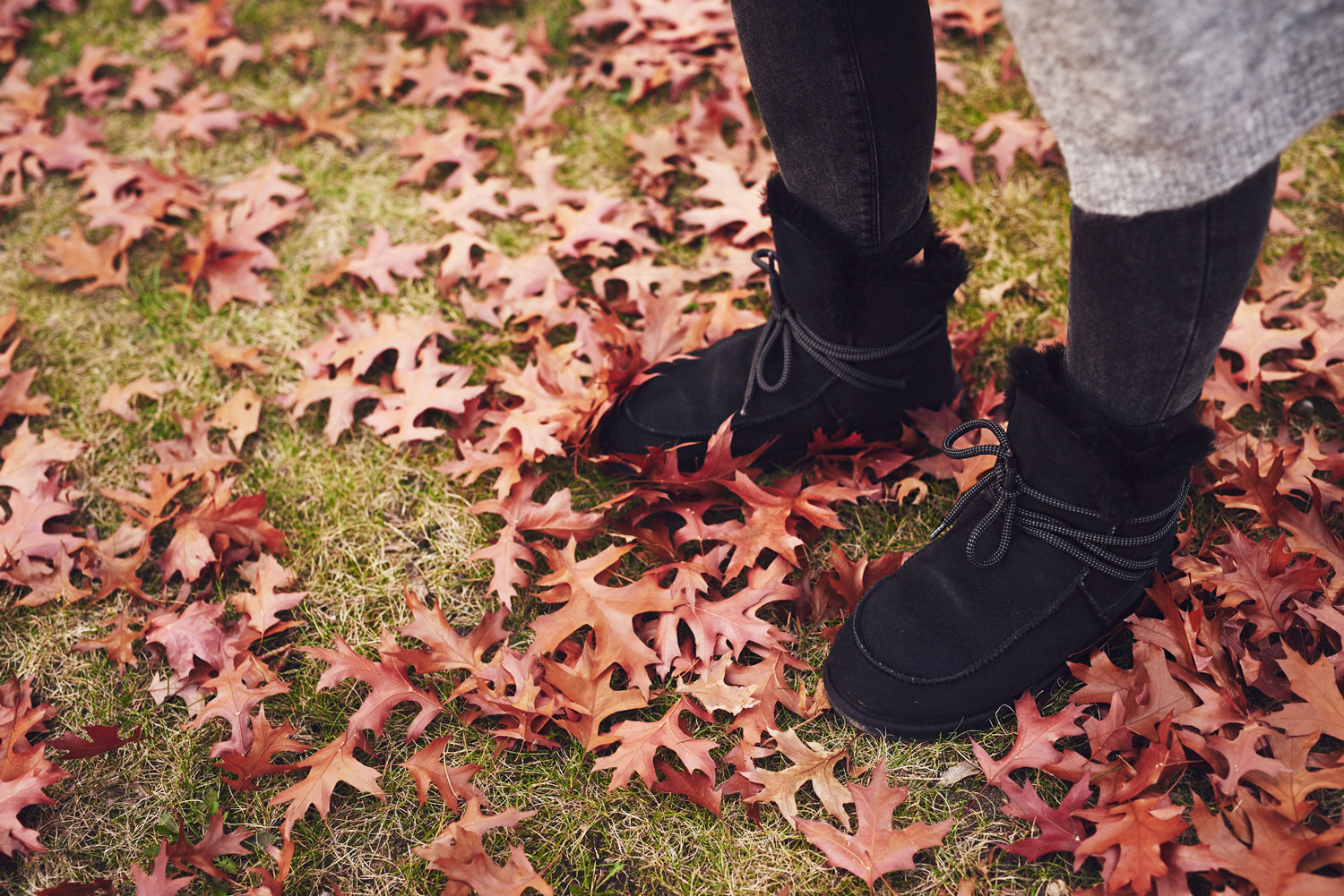 via fashion blogger Masha Sedgwick | outfit taken in Berlin Tiergarten | wearing EMU sheepskin boots, a wool vest and destroyed jeans | fall and winter style