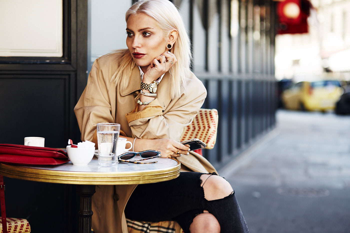 Bonjour Paris! 
My casual outfit from the Paris Fashion Week SS16 |
I'm wearing a trench coat from Burberry, Aigner bag and vans |
visit my blog for more detailed pictures