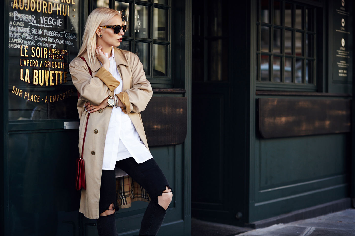 Bonjour Paris! 
My casual outfit from the Paris Fashion Week SS16 |
I'm wearing a trench coat from Burberry, Aigner bag and vans |
visit my blog for more detailed pictures