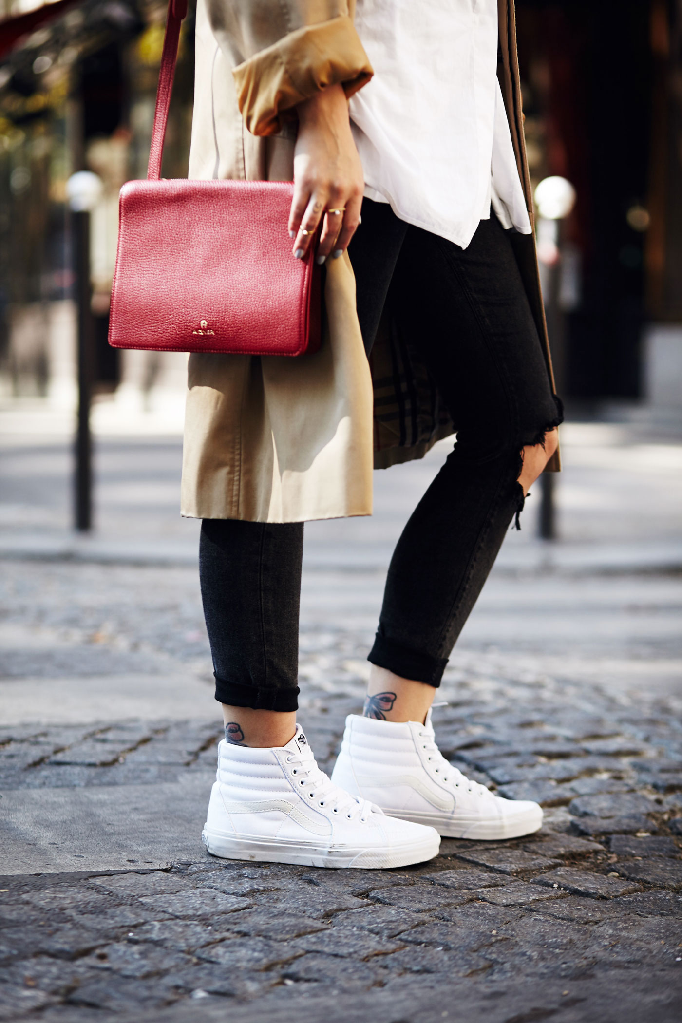 Bonjour Paris! 
My casual outfit from the Paris Fashion Week SS16 |
I'm wearing a trench coat from Burberry, Aigner bag and vans |
visit my blog for more detailed pictures