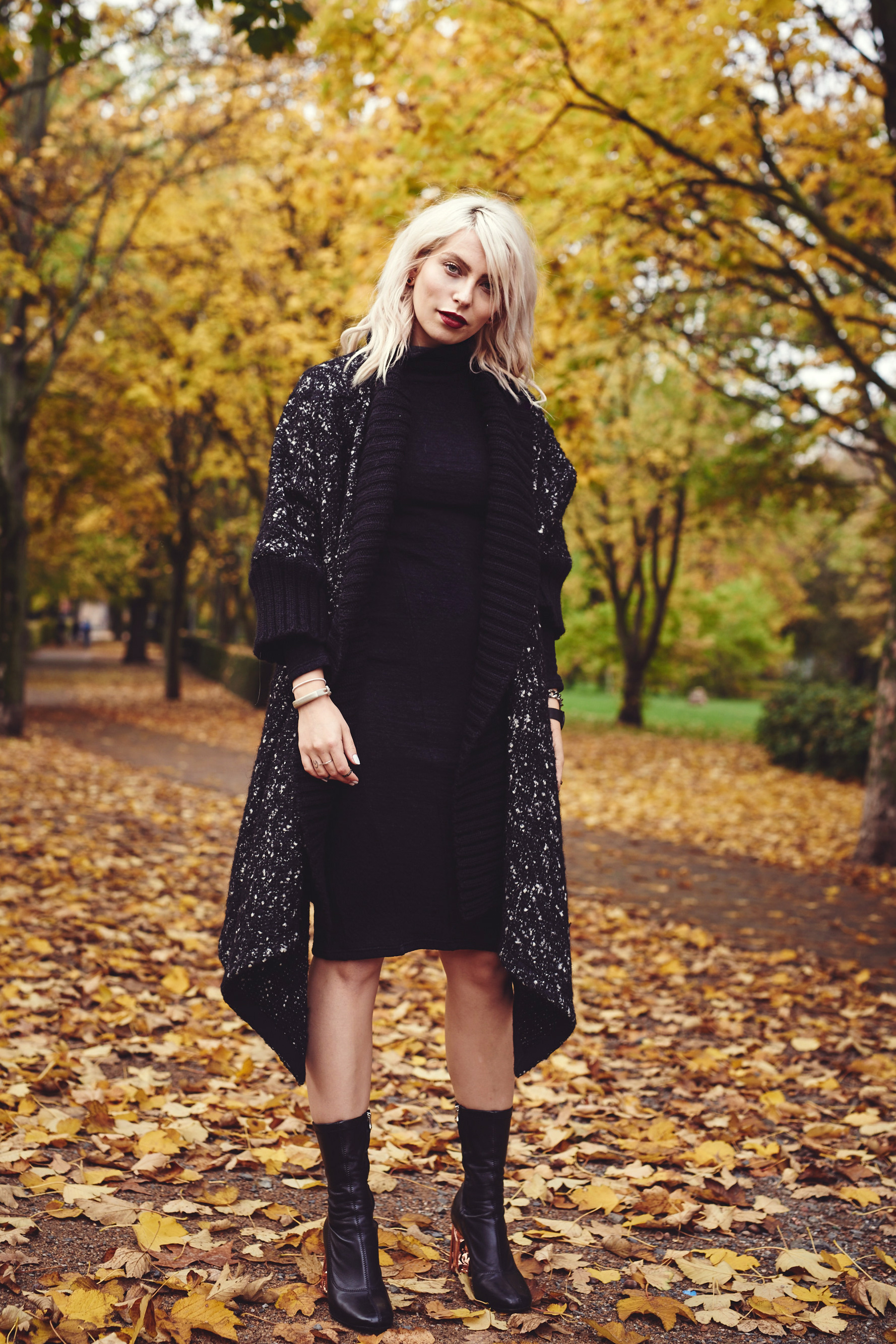 view all the details on my blog | fall/autumn outfit | comfy & black style | via Masha Sedgwick, fashion blogger from Berlin